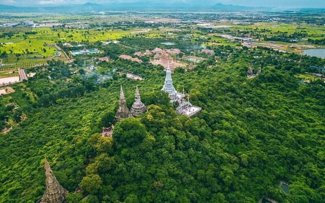 A corner of Oudong, Cambodia. (Source: kampatour.com) oudong-5.jpg