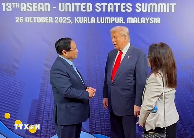 Prim-ministrul Pham Minh Chinh s-a întâlnit cu președintele SUA, Donald Trump, la cel de-al 13-lea summit ASEAN-SUA. (Foto: VNA) ttxvn-thu-tuong-pham-minh-chinh-donald-trump-tham-du-hoi-nghi-cap-cao-asean-hoa-ky-lan-thu-13-8365173-2.jpg