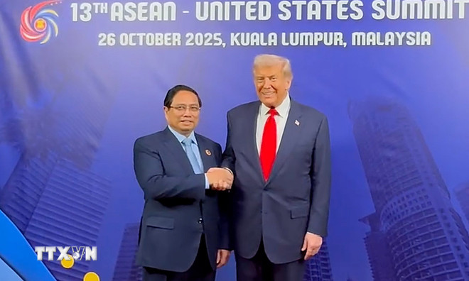 Prim-ministrul Pham Minh Chinh s-a întâlnit cu președintele SUA, Donald Trump, la cel de-al 13-lea summit ASEAN-SUA. (Foto: VNA) ttxvn-thu-tuong-pham-minh-chinh-donald-trump-tham-du-hoi-nghi-cap-cao-asean-hoa-ky-lan-thu-13-8365173-1.jpg