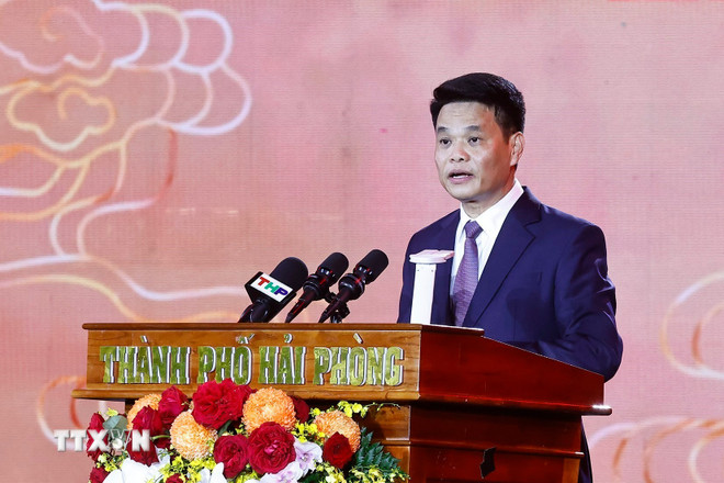 하이퐁시 당위원회 부서기, 하이퐁시 인민위원회 위원장, 2025년 꼰선-끼엡박 가을 축제 조직위원장인 레 응옥 쩌우 동지가 개막사를 했습니다. (사진: 도안 탄/베트남통신사) ttxvn-chu-tich-quoc-hoi-tran-thanh-man-du-le-tuong-niem-725-nam-ngay-mat-cua-anh-hung-dan-toc-tran-hung-dao-8334531-7.jpg