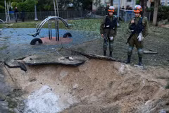 Một khu vực trúng tên lửa từ Yemen tại Tel Aviv, Israel. (Nguồn: THX/TTXVN)