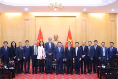 GS.TS Nguyễn Xuân Thắng và Ngài Amandeep Singh Gill, Phó Tổng Thư ký Liên hợp quốc với các đại biểu. (Ảnh: Văn Điệp/TTXVN) 