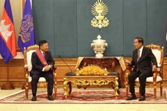 Chủ tịch Thượng viện Campuchia, Chủ tịch Đảng Nhân dân Campuchia (CPP) Samdech Techo Hun Sen tiếp Đại sứ Nguyễn Huy Tăng. (Ảnh: Huỳnh Thảo/TTXVN).