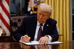 Tổng thống Mỹ Donald Trump ký một sắc lệnh tại Nhà Trắng. (Ảnh: Getty Images/TTXVN)