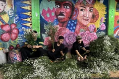 Mọi công việc ở chợ đều do đàn ông đảm nhiệm. (Ảnh: Đỗ Quyên/TTXVN)