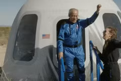 Một vị hành khách cao tuổi rời khỏi khoang phi hành đoàn Mission NS-25 khi hạ cánh gần căn cứ của Blue Origin ở Van Horn, Texas, Mỹ, sau chuyến bay vào vũ trụ ngày 19/5/2024. (Ảnh: AFP/TTXVN)