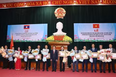 Trao huân, huy chương của Chính phủ Lào cho các tập thể, cá nhân tỉnh Hòa Bình. (Ảnh: Thanh Hải/TTXVN) 