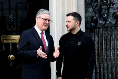 Thủ tướng Anh Keir Starmer (trái) và Tổng thống Ukraine Volodymyr Zelensky tại cuộc gặp ở London ngày 1/3/2025. (Nguồn: THX/TTXVN)