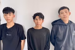 Các đối tượng Võ Minh Khôi, Đặng Văn Kiệt, Trần Tuấn Kiệt (từ trái qua) tại cơ quan công an. (Nguồn: TTXVN) 