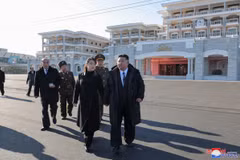 Nhà lãnh đạo Triều Tiên Kim Jong Un và con gái Ju Ae. (Nguồn: KCNA)