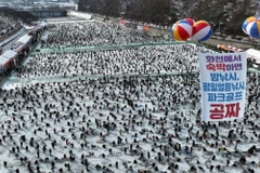 Du khách tham dự Lễ hội băng Hwacheon Sancheoneo 2025, một trong những sự kiện mùa đông nổi tiếng nhất Hàn Quốc, tại Hwacheon, tỉnh Gangwon. (Nguồn: koreatimes)