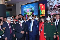 Thủ tướng Phạm Minh Chính tham quan khu trưng bày sản phẩm quốc phòng của Tập đoàn Viễn thông Quân đội (Viettel). (Ảnh: Trọng Đức/TTXVN) 