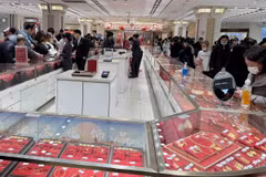 Người dân Trung Quốc mua sắm vàng dịp Tết nguyên đán 2025. (Ảnh: Công Tuyên/TTXVN) 