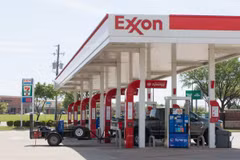 Trạm bán xăng dầu Exxon ở Plano, bang Texas, Mỹ. (Ảnh: THX/TTXVN)