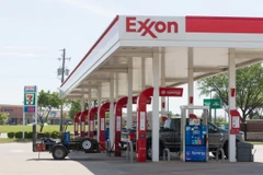 Trạm bán xăng dầu Exxon ở Plano, bang Texas, Mỹ. (Ảnh: THX/TTXVN)