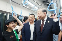 Tổng Bí thư Tô Lâm đi tàu Metro số 1 Bến Thành-Suối Tiên và trò chuyện với người dân. (Ảnh: Thống Nhất/TTXVN)