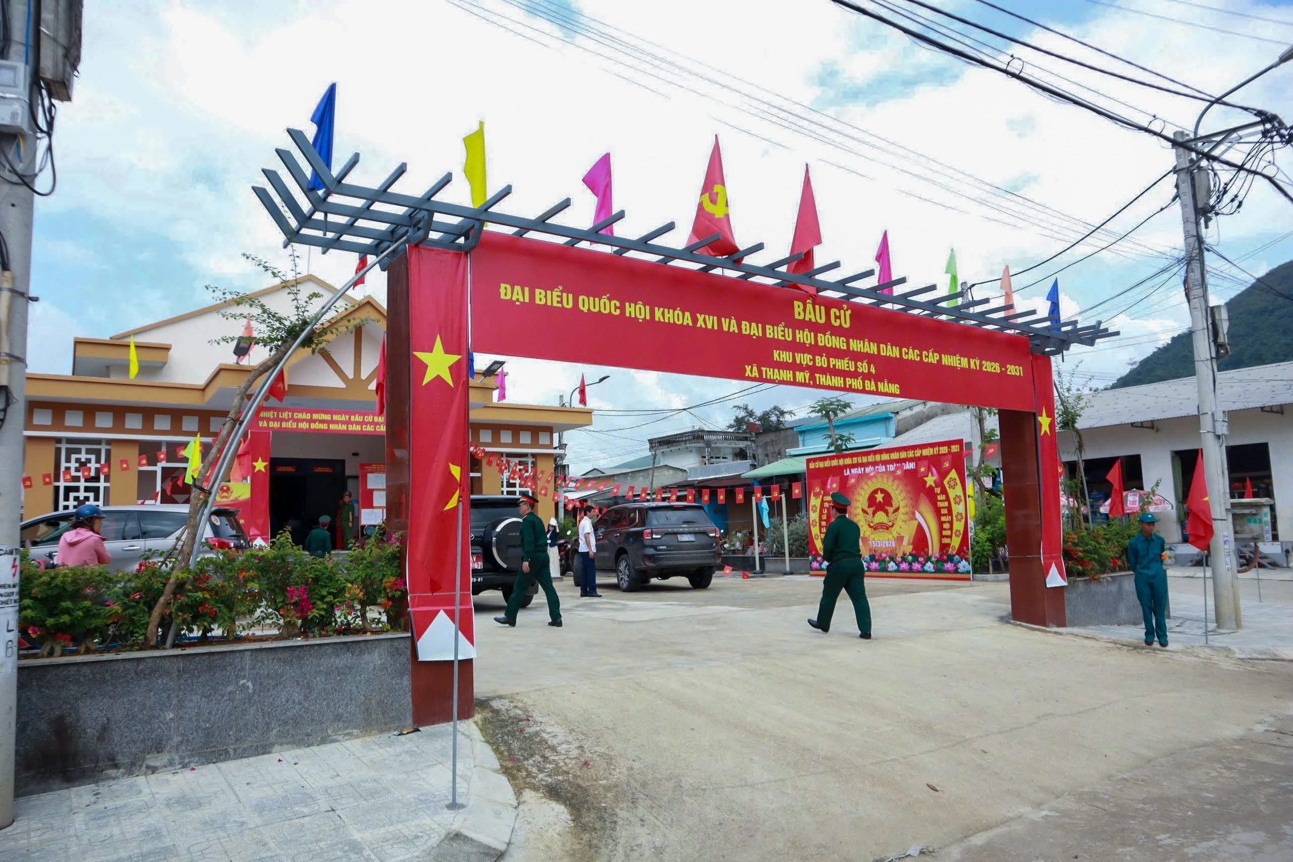 Đà Nẵng: Hàng chục ngàn cử tri miền núi phấn khởi đi bầu cử, nhiều điểm đạt 100% từ sớm