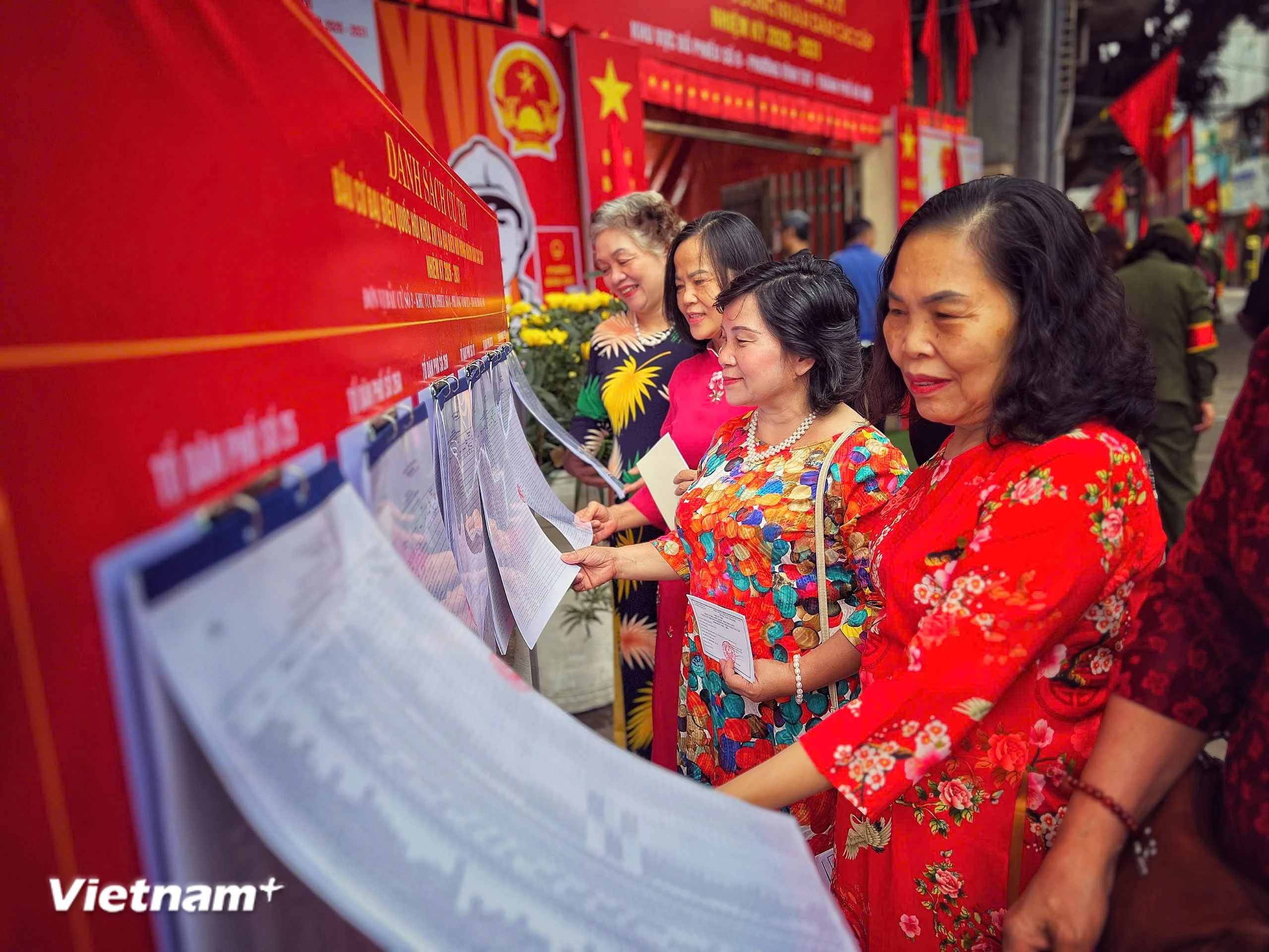 Rực rỡ sắc màu cử tri thủ đô đi bỏ phiếu trong Ngày hội non sông
