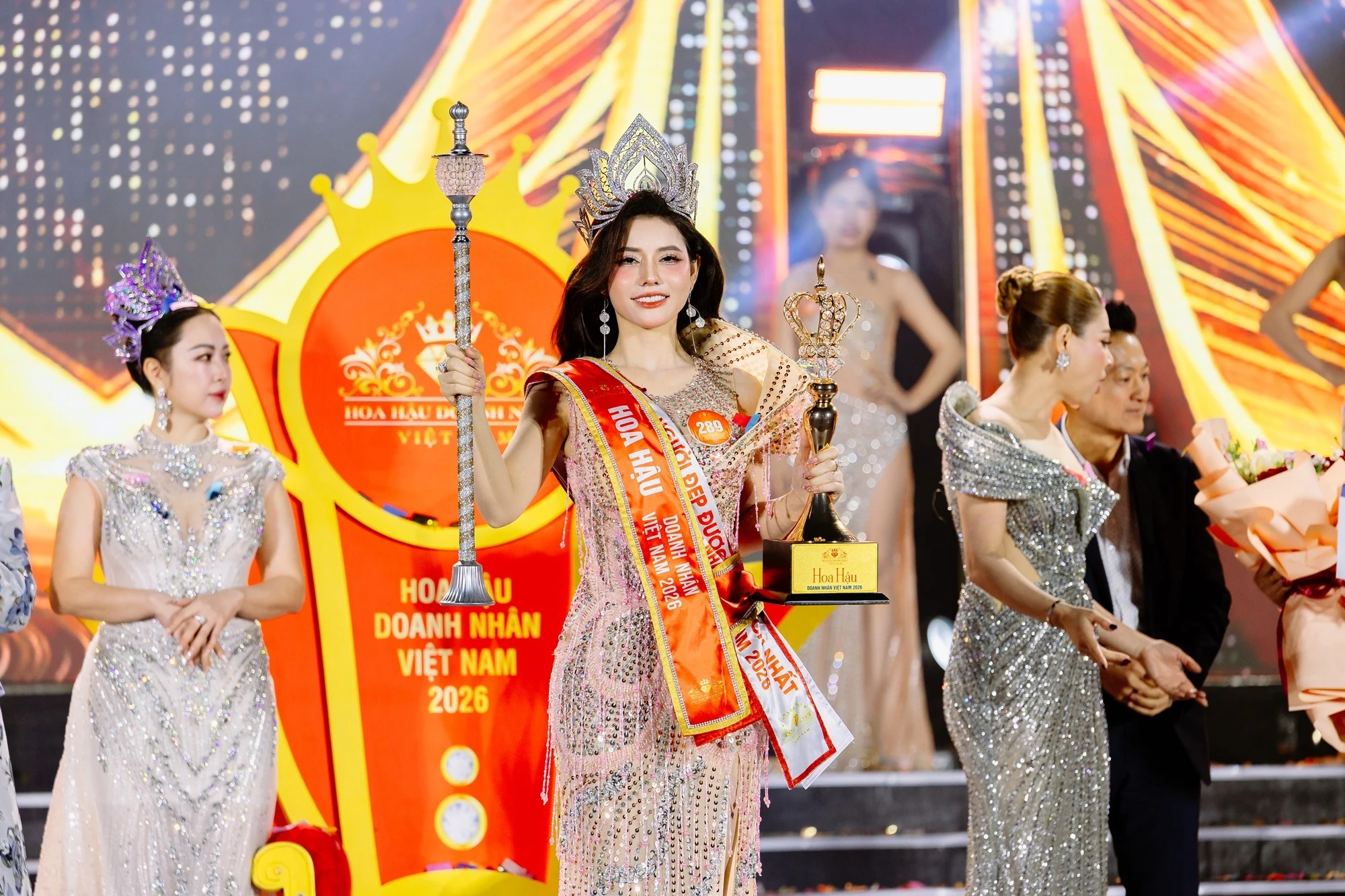 Nguyễn Hoàng Vân Lập Lập Hattrick Tại Chung Kết Hoa Hậu Doanh Nhân Việt Nam 2026