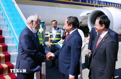 Bộ trưởng Bộ Khoa học và Công nghệ Vũ Hải Quân đón Thủ tướng Timor Leste Kay Rala Xanana Gusmão tại sân bay quốc tế Nội Bài (Hà Nội). (Ảnh: Phạm Kiên/TTXVN)