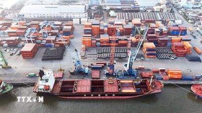 Mục tiêu cụ thể đến năm 2030, tối thiểu 100 doanh nghiệp được hỗ trợ chuyên sâu, toàn diện để đầu tư ra nước ngoài, trong đó 30% doanh nghiệp đầu tư theo phương thức M&A. (Ảnh minh họa: Hồng Đạt/TTXVN)
