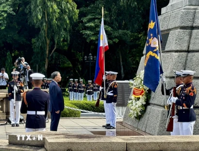 Tổng Bí thư, Chủ tịch nước Tô Lâm dâng hoa tưởng niệm Anh hùng dân tộc Jose Rizal của Philippines. (Ảnh: TTXVN)