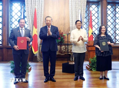 Tổng Bí thư, Chủ tịch nước Tô Lâm và Tổng thống Philippines Ferdinand Romualdez Marcos Jr. chứng kiến lễ trao các văn kiện hợp tác giữa hai nước. (Ảnh: Thống Nhất/TTXVN)
