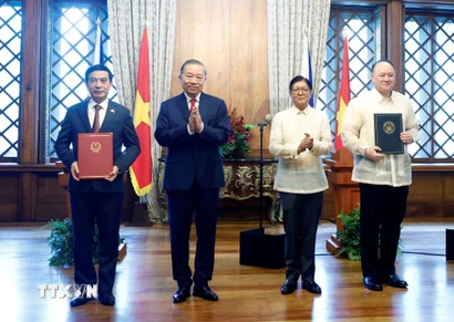 Tổng Bí thư, Chủ tịch nước Tô Lâm và Tổng thống Philippines Ferdinand Romualdez Marcos Jr. chứng kiến lễ trao các văn kiện hợp tác giữa hai nước. (Ảnh: Thống Nhất/TTXVN)