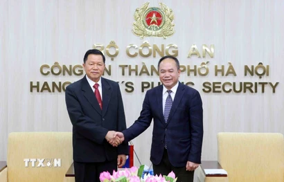 Trung tướng Nguyễn Thanh Tùng, Giám đốc Công an thành phố Hà Nội với Thượng tướng Vanthong Kongmany, Bộ trưởng Bộ Công an Lào. (Ảnh: Phạm Kiên/TTXVN)