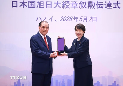 Thủ tướng Nhật Bản Takaichi Sanae trao Huân chương Mặt trời mọc hạng nhất Đại thập tự của Nhà nước Nhật Bản cho nguyên Tổng Bí thư Nông Đức Mạnh. (Ảnh: Dương Giang/TTXVN)