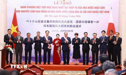 Thủ tướng Lê Minh Hưng và Thủ tướng Nhật Bản Takaichi Sanae cùng các đại biểu chụp ảnh chung. (Ảnh: Dương Giang/TTXVN)