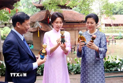 Phu nhân Tổng Bí thư, Chủ tịch nước Tô Lâm, bà Ngô Phương Ly và Phu nhân Tổng thống Hàn Quốc Lee Jae Myung, bà Kim Hae Kyung giao lưu với các nghệ sỹ và trải nghiệm điều khiển quân rối. (Ảnh: Phạm Kiên/TTXVN)