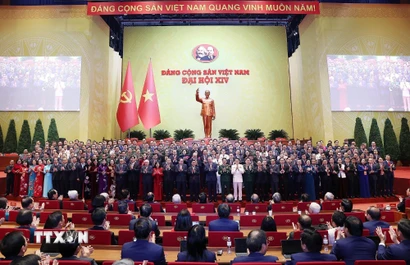 Ban Chấp hành Trung ương Đảng Cộng sản Việt Nam khóa XIV ra mắt Đại hội. (Ảnh: TTXVN)