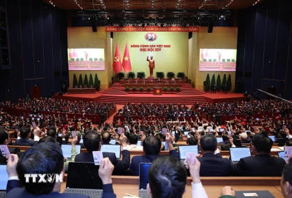 Các đại biểu biểu quyết thông qua Nghị quyết Đại hội XIV của Đảng. (Ảnh: TTXVN)