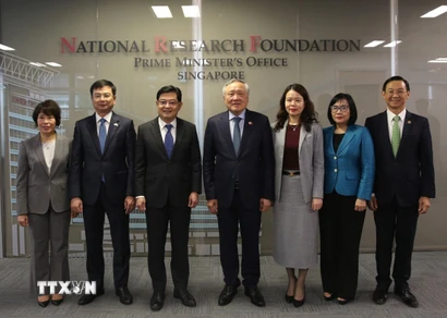 Phó Thủ tướng Thường trực Chính phủ Nguyễn Hòa Bình và ông Vương Thụy Kiệt cùng các đại biểu dự buổi hội kiến. (Ảnh: TTXVN phát)