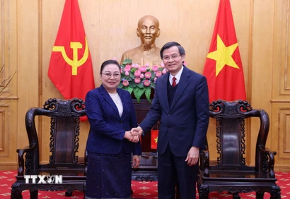 Đồng chí Đoàn Minh Huấn, Ủy viên Bộ Chính trị, Giám đốc Học viện Chính trị quốc gia Hồ Chí Minh tiếp đồng chí Khamphao Ernthavanh, Đại sứ Lào tại Việt Nam. (Ảnh: Văn Điệp/TTXVN)