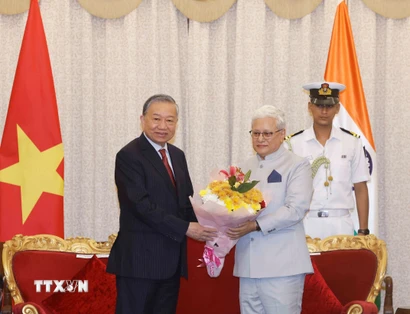 Thống đốc bang Maharashtra Shri Jishnu Dev Varma tặng hoa Tổng Bí thư, Chủ tịch nước Tô Lâm. (Ảnh: Thống Nhất/TTXVN)