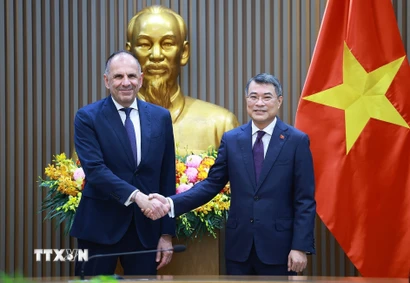 Thủ tướng Lê Minh Hưng tiếp Bộ trưởng Ngoại giao Hy Lạp George Gerapetritis, hôm 17/7. (Ảnh: Dương Giang/TTXVN)