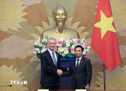 Phó Chủ tịch Quốc hội Nguyễn Doãn Anh và Chủ nhiệm Ủy ban Quốc phòng và các Lực lượng vũ trang Hạ viện Pháp Jean-Michel Jacques. (Ảnh: Tuấn Anh/TTXVN)