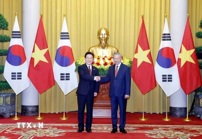 Tổng Bí thư, Chủ tịch nước Tô Lâm và Tổng thống Hàn Quốc Lee Jae Myung chụp ảnh chung. (Ảnh: Thống Nhất/TTXVN)