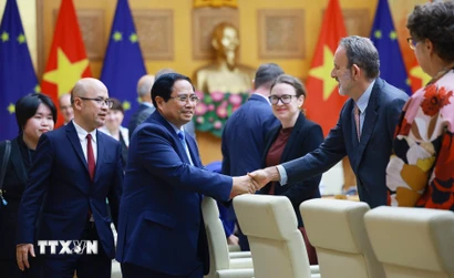 Thủ tướng Phạm Minh Chính tiếp đại diện Phái đoàn Liên minh châu Âu tại Việt Nam và Đại sứ các nước thành viên EU tại Việt Nam. (Ảnh: Dương Giang/TTXVN)