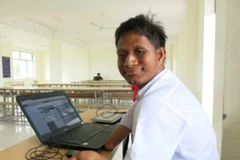 Djrueng tự học với chiếc laptop trên giảng đường, trong một bức ảnh tư liệu. (Nguồn: Dân trí)