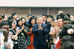 Tổng Bí thư Tô Lâm và Phu nhân gặp gỡ cán bộ, nhân viên cơ quan đại diện và đại diện cộng đồng người Việt Nam tại Singapore. (Ảnh: Thống Nhất/TTXVN)