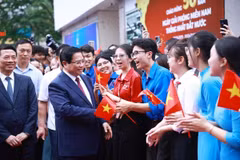 Thủ tướng Phạm Minh Chính với sinh viên tham dự Lễ phát động Phong trào “Cả nước thi đua đổi mới sáng tạo và chuyển đổi số” tại Hà Nội sáng 24/4/2025. (Ảnh: Dương Giang/TTXVN)