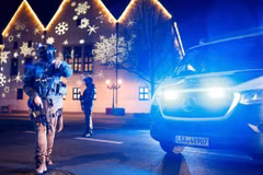 Cảnh sát phong toả hiện trường xe ôtô lao vào đám đông tại chợ Giáng sinh ở thành phố Magdeburg (Đức), tối 20/12/2024. (Ảnh: Reuters/TTXVN)