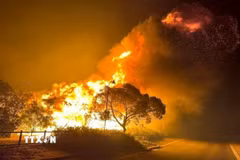 Khói lửa bốc lên từ đám cháy rừng tại Perth (Australia). (Ảnh: AFP/TTXVN)