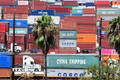 Các container hàng hóa Trung Quốc tại cảng Long Beach, bang California (Mỹ). (Ảnh: AFP/TTXVN)