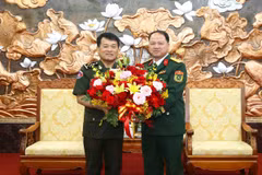 Đại tướng Vong Pisen (trái) - Tổng Tư lệnh RCAF tặng hoa chúc mừng Năm Mới Cơ quan Tùy viên Quốc phòng Việt Nam tại Campuchia. (Ảnh: Huỳnh Thảo/TTXVN)