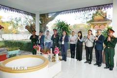 Đoàn dâng hương tại nơi các anh hùng liệt sỹ Việt Nam-Lào hy sinh trong Khu di tích Liên minh chiến đấu Lào-Việt Nam. (Ảnh: Xuân Tú/TTXVN)
