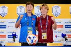 Huấn luyện viên Kim Sang Sik và tiền vệ Viktor Le tham dự họp báo trước trận chung kết. (Nguồn: VFF)